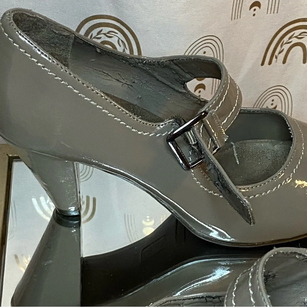 AEROSOLES Gray Heels with Modern Design